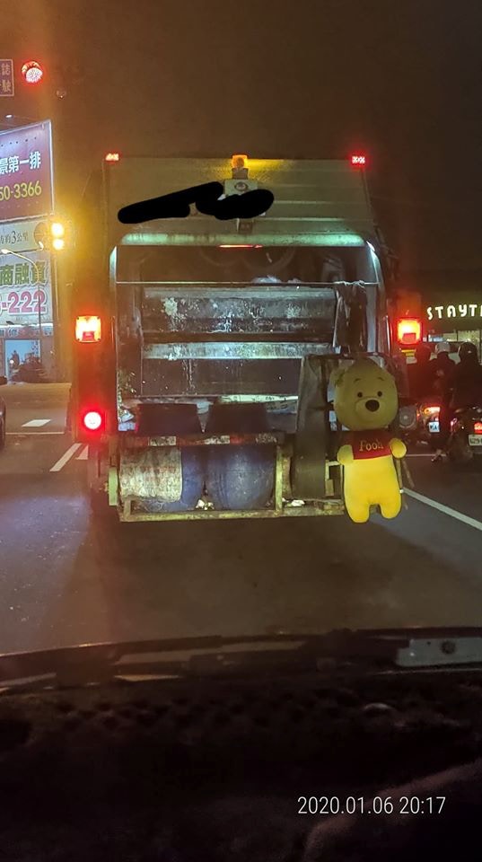 垃圾車隨車人員竟是「小熊維尼」　網笑翻：迪士尼員工怎麼在這！