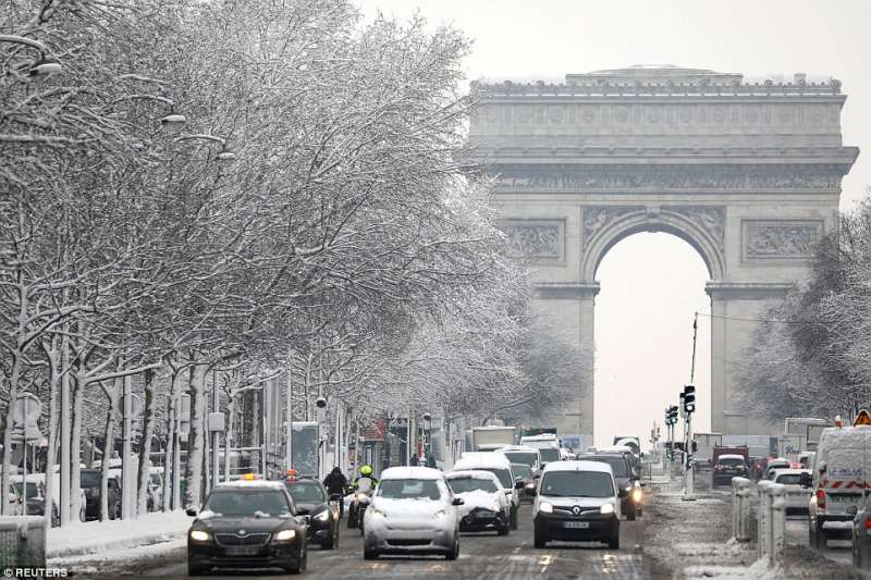30年一見的大雪！　「白色巴黎」超夢幻　積雪達到罕見的17.8公分