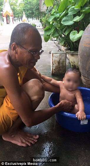 無辜嬰兒被父母遺棄在泰國農村等死，當地僧侶一句「我有責任照顧他」養了6個月…現在寶寶變這樣！