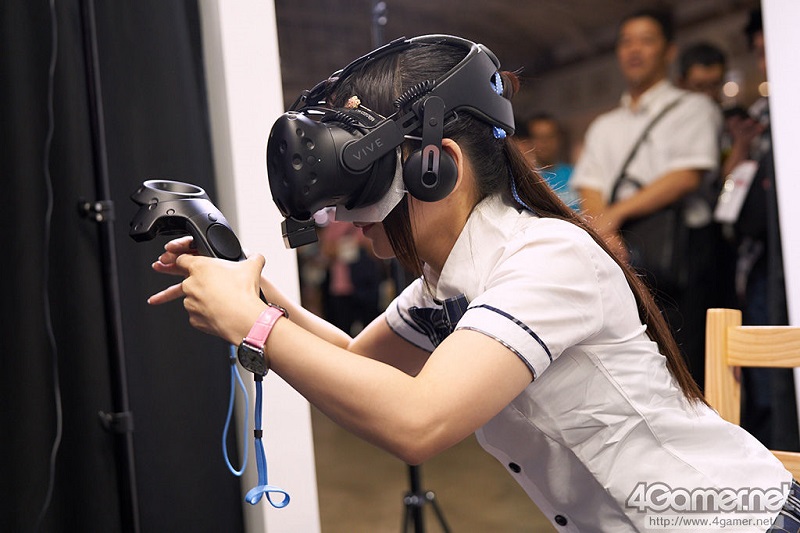 超可愛女高中生在VR展玩遊戲吸引宅男圍觀，但是「正面照曝光」所有人都對著螢幕愣住了！