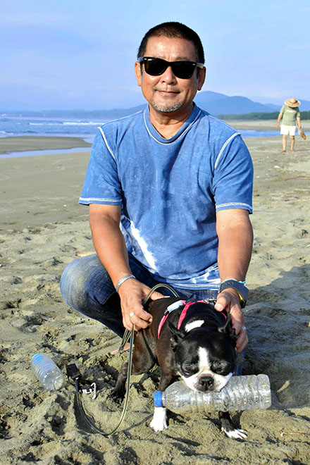 海灘垃圾太多「狗狗幫著淨灘」　5年撿3000塑膠瓶...主人：我也沒特別教
