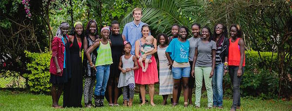 原本是天之驕子…18歲女孩飛往烏干達就「不想回家」，未婚前「認養13個女兒」…現在大家庭生活超幸福！
