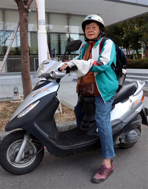 阿嬤真勇健！80歲嬤「18天機車環島」　獨自狂騎逾千里：看到台灣變美了