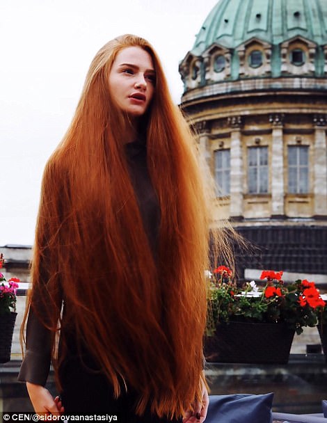 這個正妹曾經「脫髮禿頭」完全不敢直視鏡子，但是現在卻有超過100公分的紅髮美到像是天使下凡！