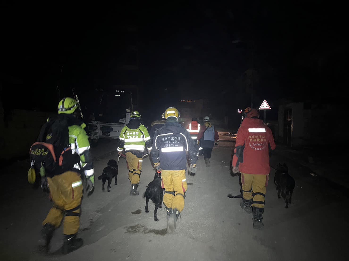 任務完成！台灣搜救隊「130人5犬」搭機回家　暖心喊話：需要我們，我們立刻來！