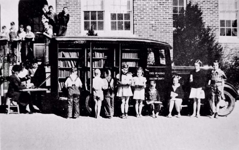 30張已經消失在我們生活中的「移動圖書館」舊照片！