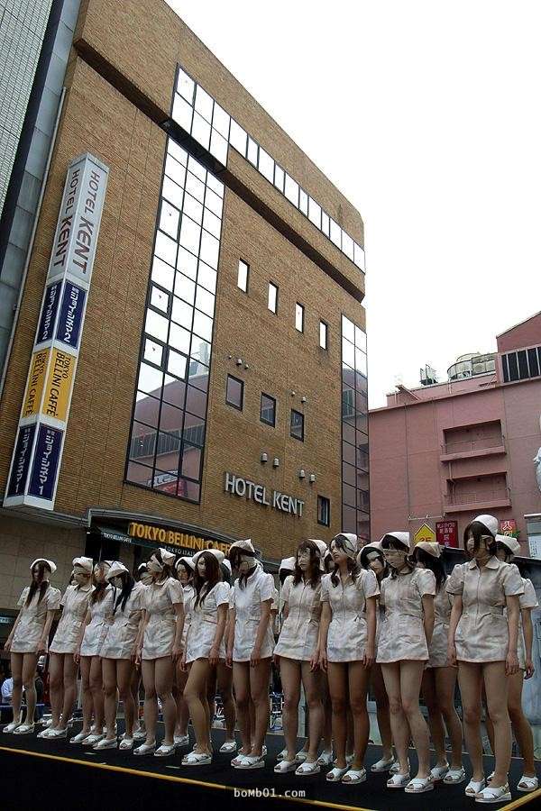 日本最大的鬼屋被網友說越來越H了，鬼護士「緊身迷你短裙」的性感裝扮讓人怎麼受得了！