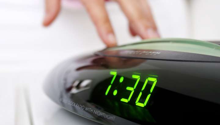鬧鐘設一堆防貪睡？　專家分析：這就是為什麼你越睡越累