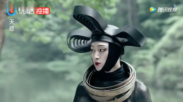 大陸古裝劇演員登場稱「我是神使」　網友看到爆笑：頭上是電風扇？