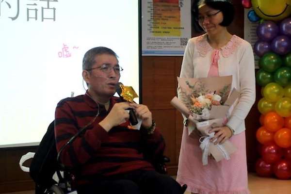 「一生不欠任何人！」　癌末醫雙腳潰爛仍「堅持看診」　靠老婆推輪椅來醫院