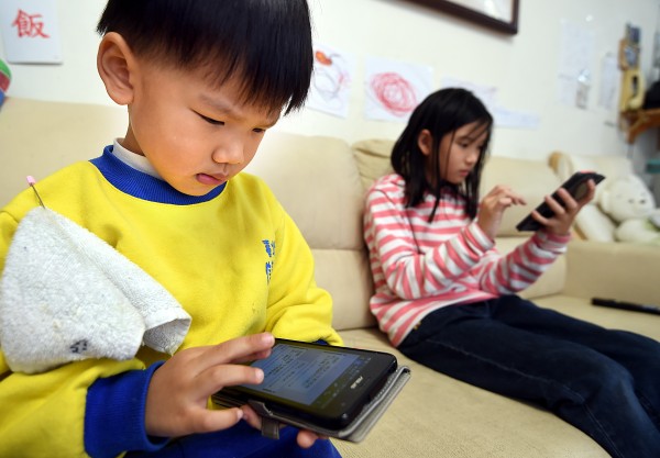 小孩大腦認知被影響「都是手機害的」　研究發現：常盯著螢幕讓大腦失去學習機會