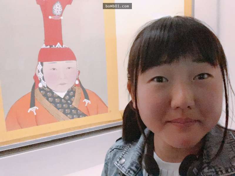 日本小妹妹逛故宮竟然遇到自己的「前前世世」，大餅臉的她一看到元朝皇后立馬驚覺撞臉！