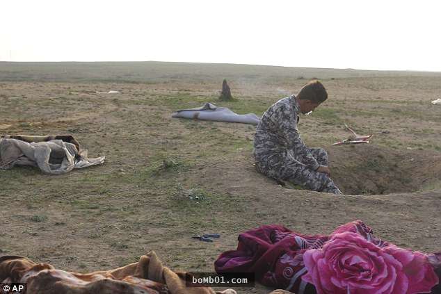 伊拉克士兵在收復ISIS佔領的土地時發現了這個亂葬崗，當他們掀開地上的毯子時…連士兵都崩潰不語。
