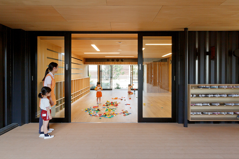 日本設計師用「貨櫃」打造出抗震又舒適的幼兒園，家長看了裡面環境都超想把小孩送進去！