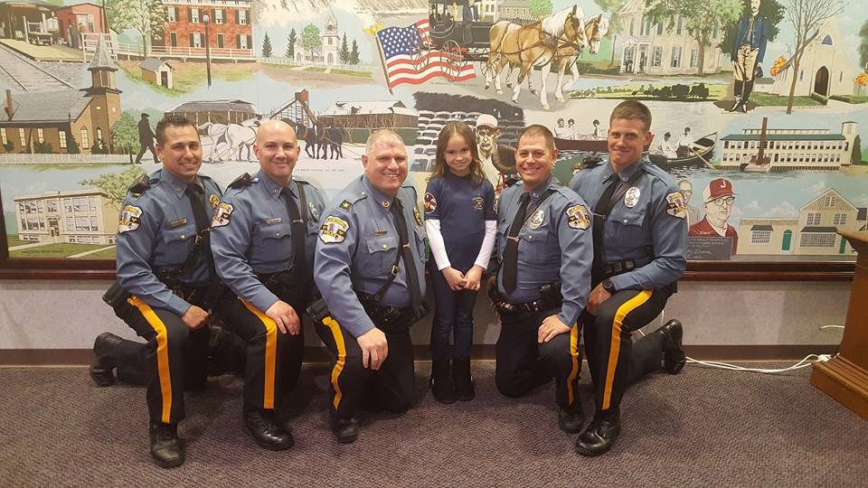8歲小女孩在餐廳突然堅持要「默默幫一位警官結帳」，背後理由曝光後…警局都決定要回報她！
