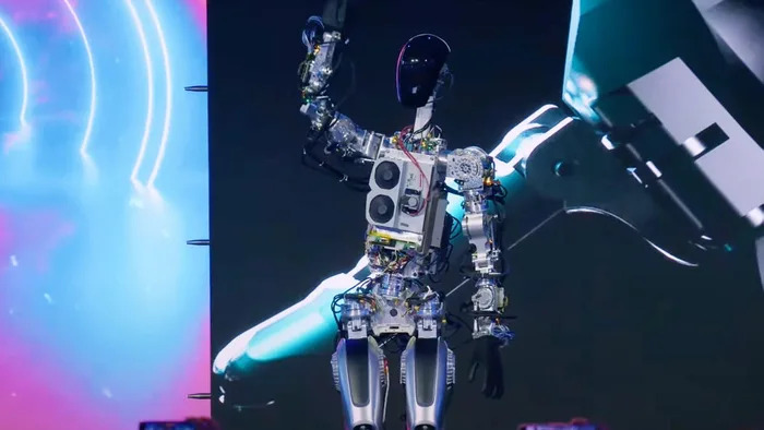 明年就可量產！特斯拉「人形機器人Optimus」正式亮相　可幫忙澆花、做家事