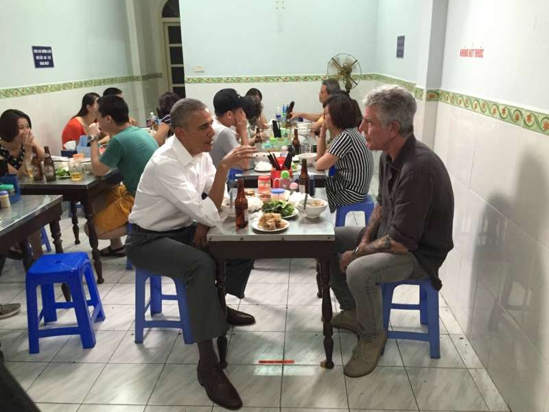 歐巴馬坐過的桌椅！　越南餐廳用玻璃櫃「永久封存」　喝過的啤酒也留著