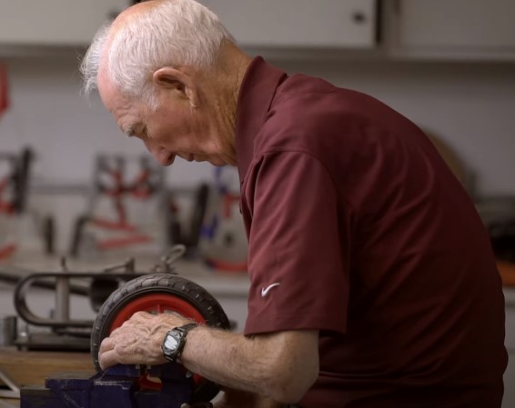 就愛看狗狗奔跑！　92歲退休獸醫「製作寵物輪椅」不嫌累：幫助牠們才是真的生活