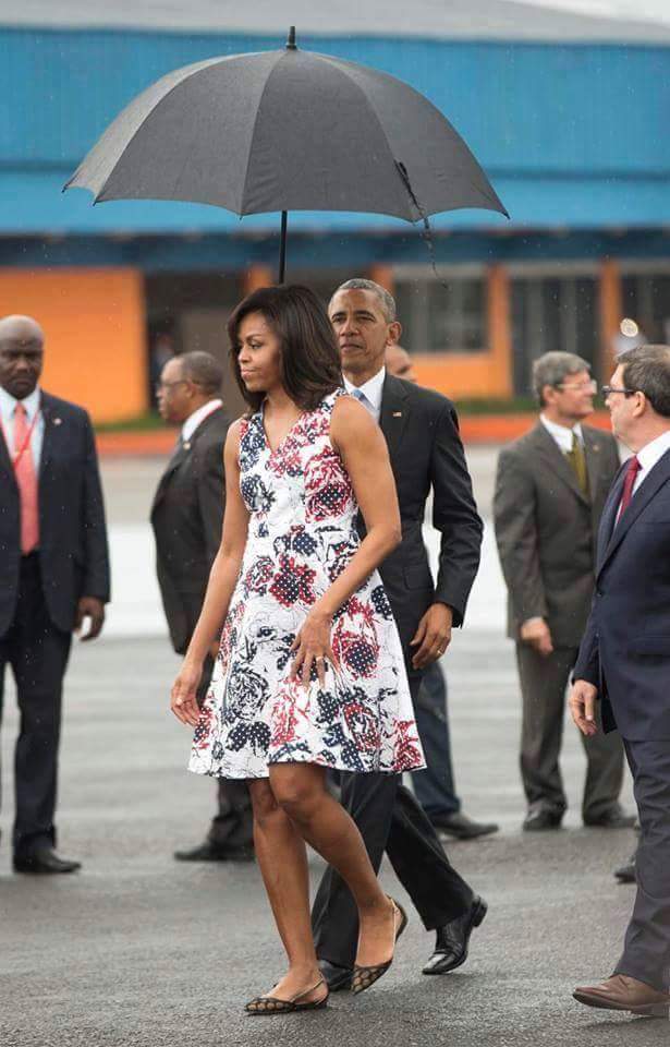 結婚28年比熱戀還閃！歐巴馬「化身隨扈」幫老婆撐傘　超貼心細節：絕不讓妳淋到雨！