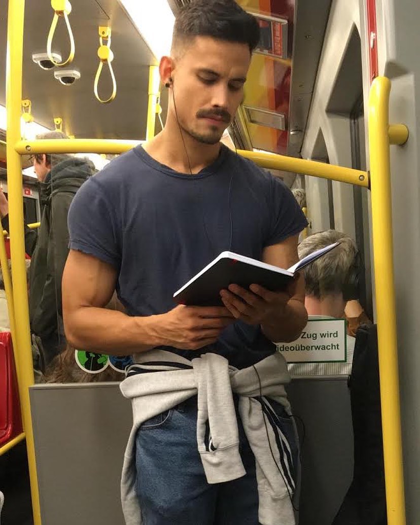 帥哥讀書太迷人！觀眾投稿「地鐵上閱讀的帥哥」　神帳號獲得130萬追蹤