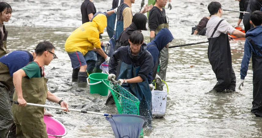 中興湖百人清池!師生總動員 意外撈出300生物與「20年前Nokia手機」