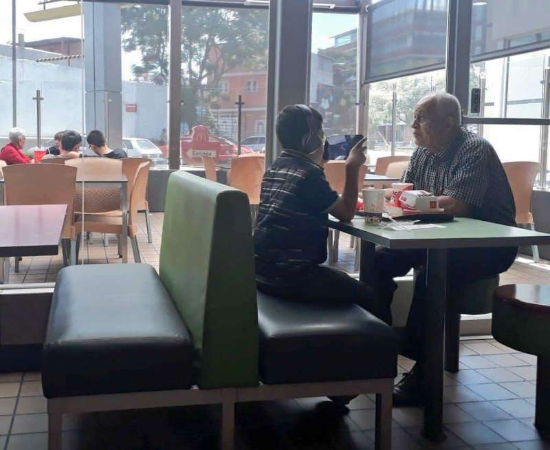 請孫吃麥當勞他全程「戴耳機玩手機」　爺爺表情讓網嘆：孩子，你快沒有時間了