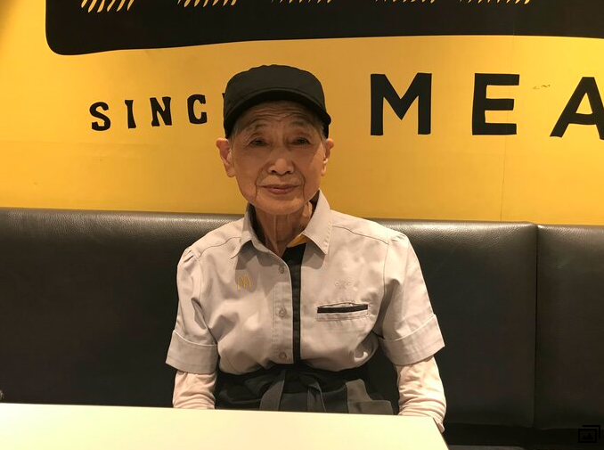 23年沒請過假！90歲奶奶「一週5天」麥當勞上班　笑喊：做到100歲！