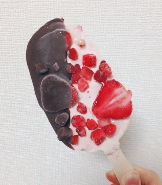 日本超商推出果肉爽爽給的「立體水果冰棒」，簡直是開大絕的冰棒光看就流口水了！
