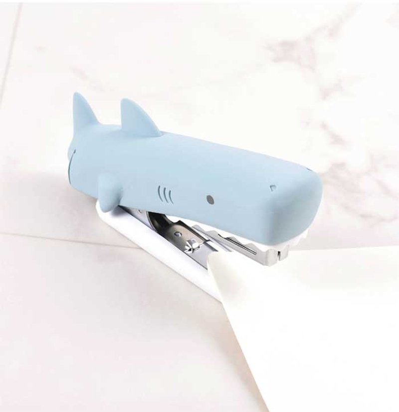 文具控必收「動物釘書機」怪可愛　鯊魚咬紙好療癒「玩到停不下來」