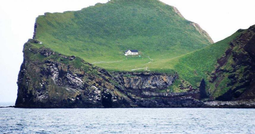 全世界最孤獨房子！冰島小屋「獨佔一座島」　島上沒有其他居民