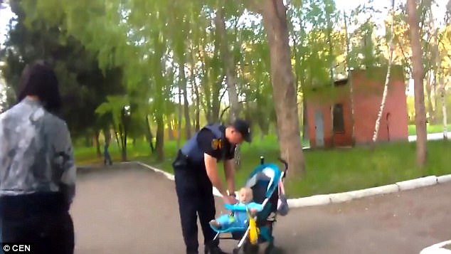 超扯夫婦帶寶寶散步卻醉到不省人事趴在路邊，警察抓了一次後接下來完全傻眼了！
