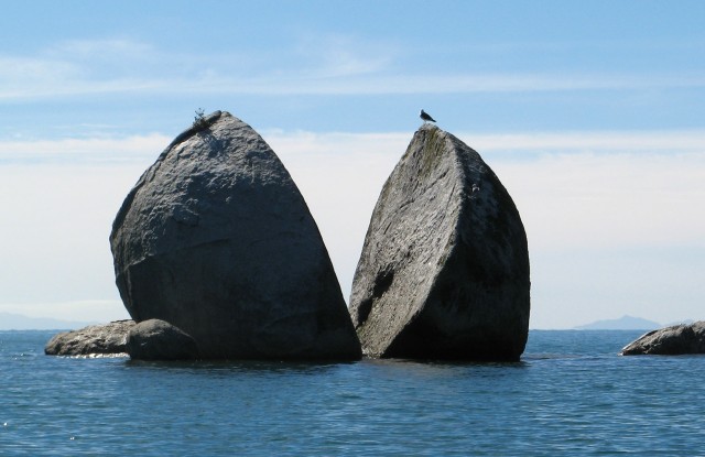 存在4000年巨石「超不自然」！　中央筆直「被切成兩半」：成地球最神秘景觀