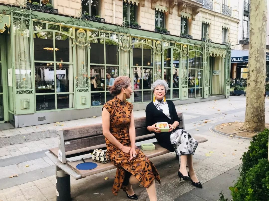 相加120歲依舊絕美！2位「神仙奶奶」穿旗袍遊巴黎　優雅氣質「連帥哥都上門合照」