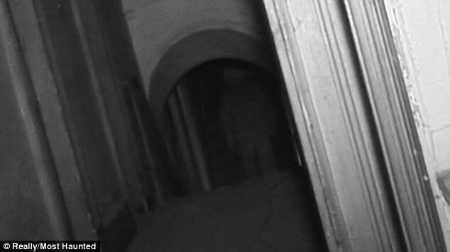 電視台拍攝團隊闖進古老豪宅拍到「超清晰的鬼影」，看著它在移動的畫面大家都嚇出冷汗！