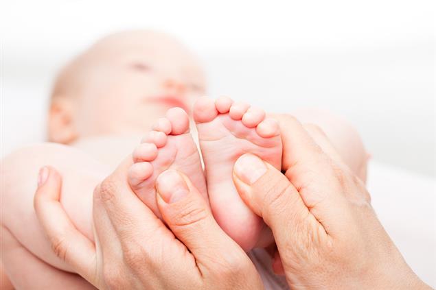 你只要學會「這樣按摩寶寶的腳底」，原本爆哭的寶寶下一秒就會舒服到安靜下來！