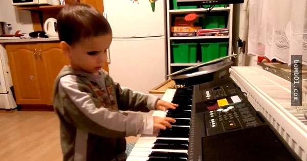 這個3歲小男孩的眼睛幾乎看不到任何東西，但是他在鋼琴上的天賦一定會讓你感到驚訝。