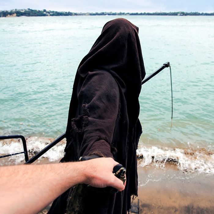 IG上死神「到海邊淘氣玩水」照片瘋傳，但網友看完才發現它的真實身份是…