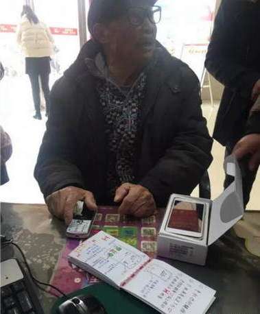 思念遠方孫女！　85歲爺爺「不會操作手機」超失落　孫女貼心「手繪說明書」讓網友爆淚