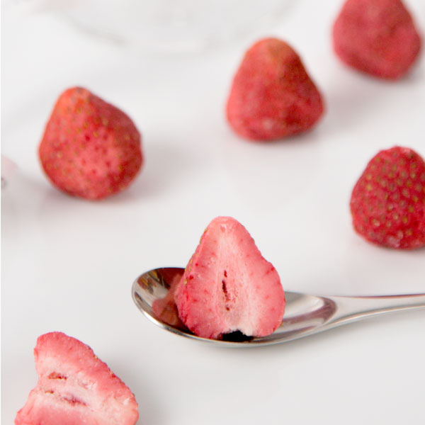 咬下去有驚喜！日本人氣草莓一看以為是果乾，直到在嘴裡化開才發現它超不簡單！