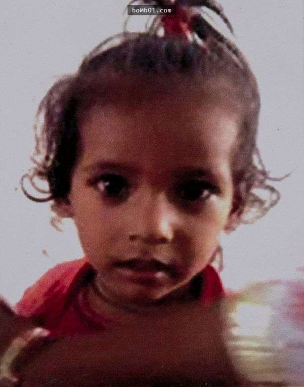 印度25歲人妻拒絕了瘋狂跟蹤狂的追求，沒想到對方竟然朝她2歲兒子「潑酸」…結果太讓人痛心了！