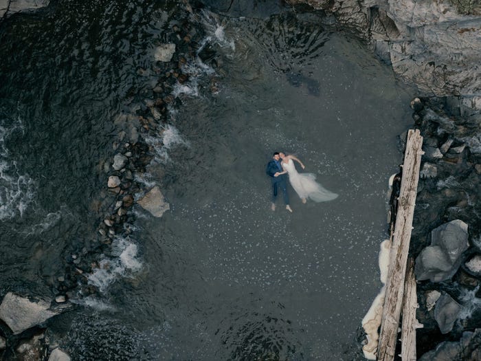 浸濕也很美！新人絕美婚紗照「在水中拍」　裙擺自然散開網驚嘆：是美人魚嗎～
