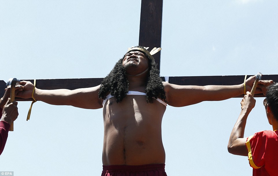 宗教狂熱份子在基督受難日當天「模仿耶穌」，血腥到讓人看不下去的畫面太瘋狂了！