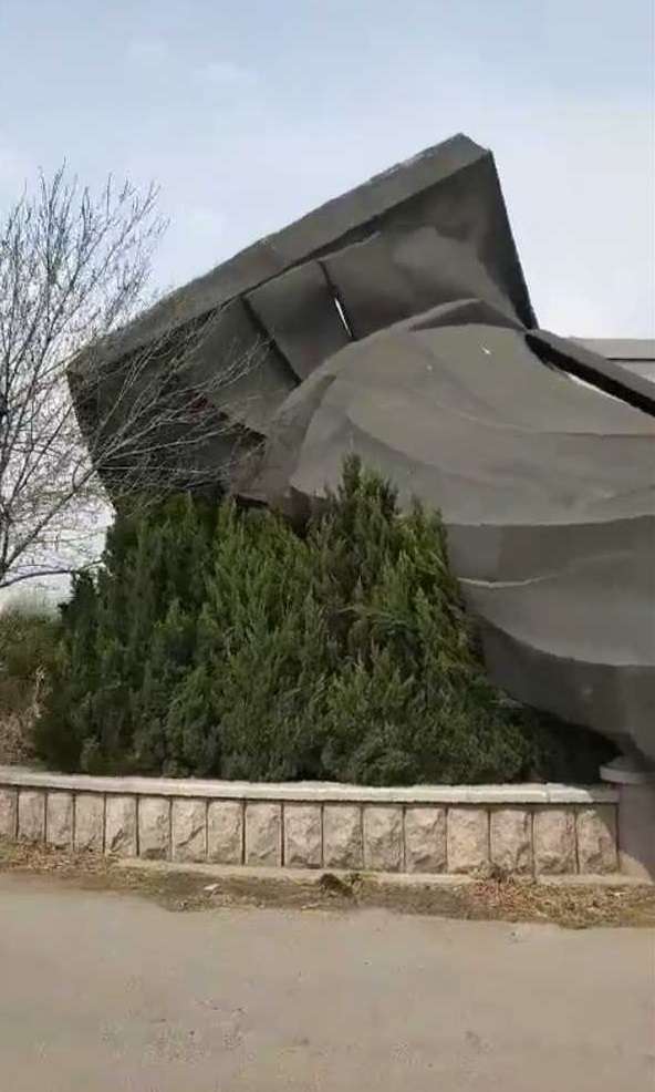 6噸秦始皇銅像被「一陣怪風」吹倒　中國網友大膽嘲諷：帝制倒了