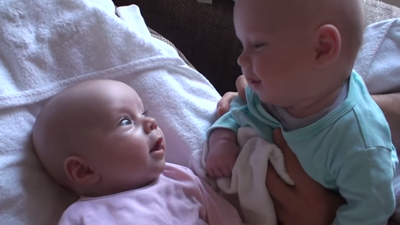 寶寶見面狂講「雙胞胎話」　只發單音就聊得超開心
