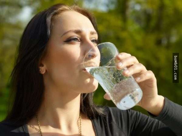 任何人只要嘗試「在30天內只喝白開水」，這14個驚人的變化你都會全部感受到！