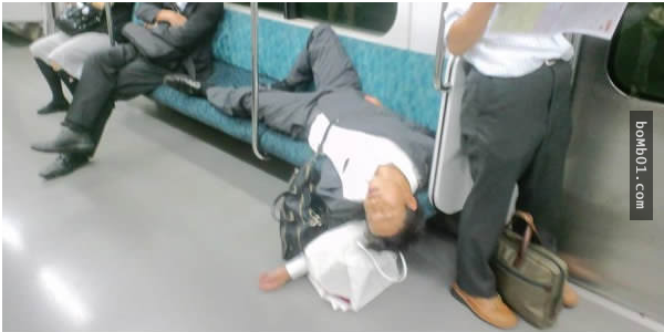 20張證明「日本上班族超可悲」的下班應酬喝得爛醉後偷拍照！