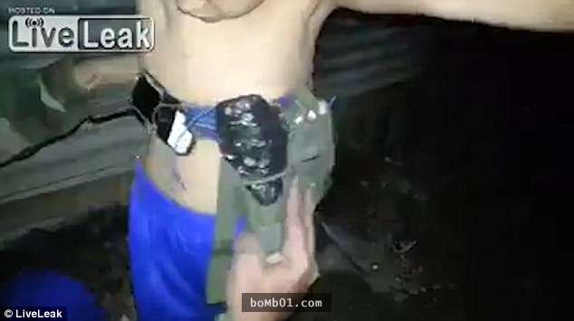 伊拉克士兵發現一名7歲小孩行動很可疑，抓住他掀開上衣就驚見「IS對他做的事」！