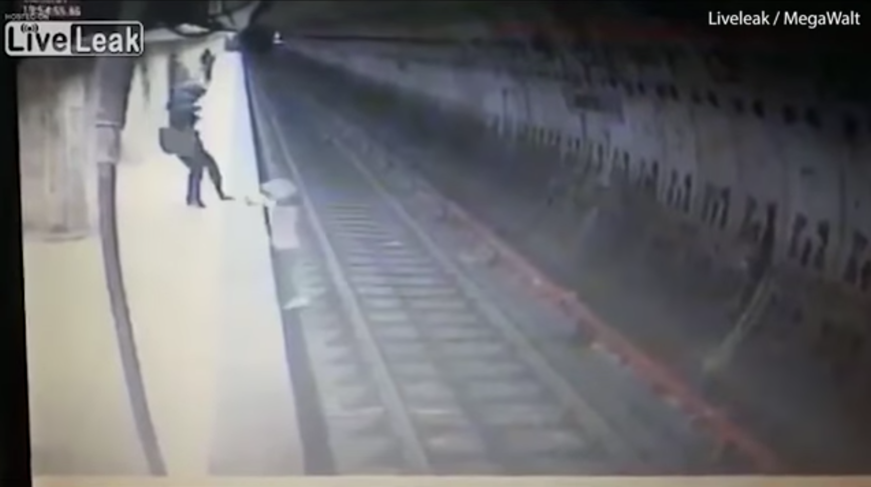 25歲女被陌生人「硬推下月台」，她拼命爬起「反被踹落」…下一秒被活活輾斃（內有影片）