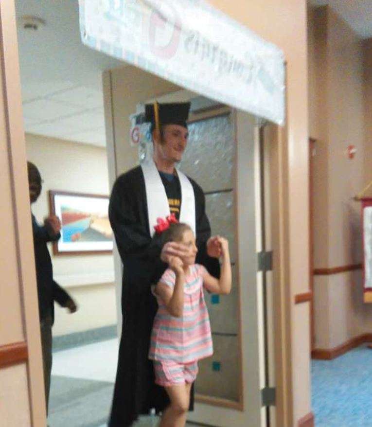 怕媽媽撐不到自己畢業　全校把「畢業典禮搬到醫院」　最後一幕讓師生淚崩