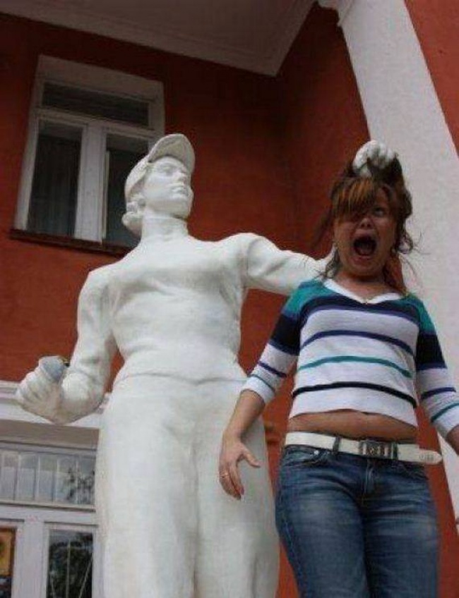 25個「只要一看到雕像就會擺出神姿勢讓大家笑翻天」的人！